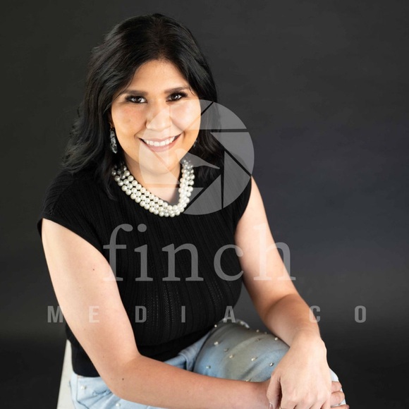 Meet your Posher, Adrienne - Picture 2 of 2